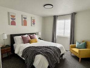 3 bedrooms, iron/ironing board, free WiFi, bed sheets - Sunlit Sage House - a peaceful retreat.  3 bed 2 bath bright & clean home (Moses Lake)