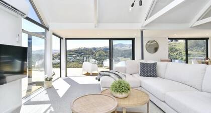 Akaroa Harbour View-Experience Tranquility in Newly Renovated 3-Bedroom Home