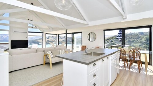 Akaroa Harbour View-Experience Tranquility in Newly Renovated 3-Bedroom Home