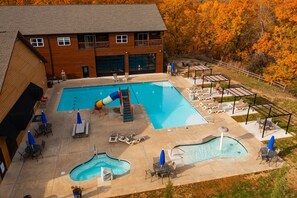 Una piscina cubierta, una piscina climatizada