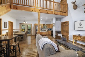 Una Smart TV, una chimenea, un futbolín