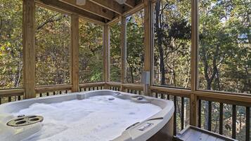 Tina de hidromasaje al aire libre