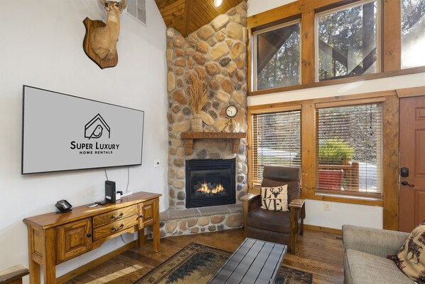 Una Smart TV, una chimenea, un futbolín