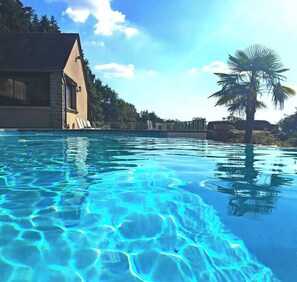 A heated pool - LES Maisons D'en Haut ET Piscine A Debordement Chauffee (Saint-Remy)