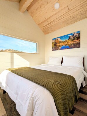 Hypo-allergenic bedding, laptop workspace, free WiFi - Wildhaven Yosemite Glamping (Mariposa)