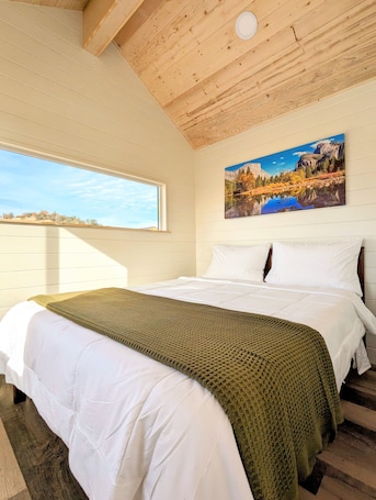 Hypo-allergenic bedding, laptop workspace, free WiFi. Wildhaven Yosemite Glamping