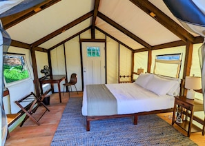 Premium-Zelt, 1 Queen-Bett, Terrasse, Gartenblick | 1 Schlafzimmer, Allergikerbettwaren, laptopgeeigneter Arbeitsplatz