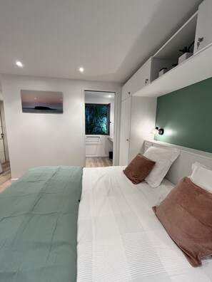 1 habitación, tabla de planchar con plancha y cuna de viaje 