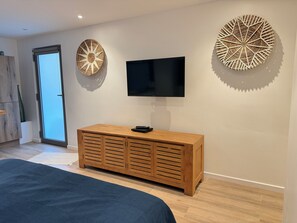 1 habitación, tabla de planchar con plancha y cuna de viaje 