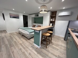 1 habitación, tabla de planchar con plancha y cuna de viaje 