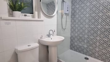 Ducha, secador de pelo, toallas y jabón