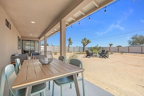Outdoor dining - Yucca Mesa House - Modern Desert Chic! (Yucca Valley)