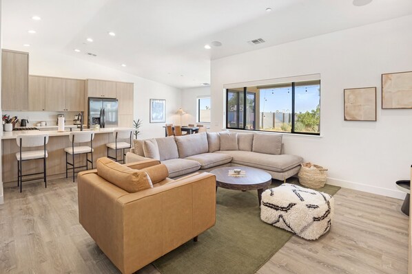 TV - Yucca Mesa House - Modern Desert Chic (Yucca Valley)