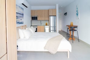 Tabla de planchar con plancha, wifi gratis, ropa de cama