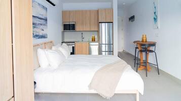 Tabla de planchar con plancha, wifi gratis, ropa de cama