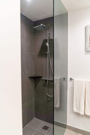 Baignoire, séchoir à cheveux, serviettes fournies
