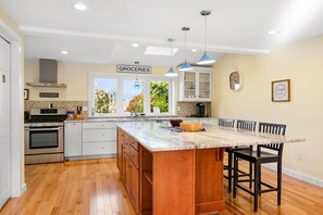 冷蔵庫、電子レンジ、オーブン、コンロ