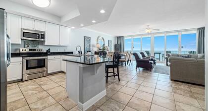 BEACHFRONT, GULF-FRONT POOL, PRIVATE BALCONY!