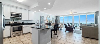 BEACHFRONT, GULF-FRONT POOL, PRIVATE BALCONY!