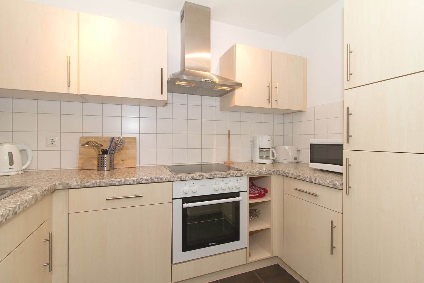 Køleskab, mikrobølgeovn, ovn, kogeplade