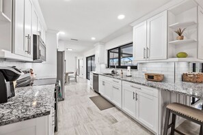 Fridge, microwave, oven, stovetop - Direct Sailboat Access & Southern Exposure Heated Pool - Villa Coconut Hideaway - Roelens (Cape Coral)