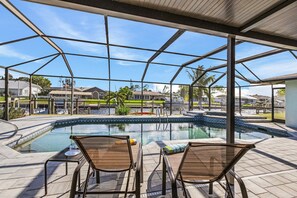 A heated pool - Direct Sailboat Access & Southern Exposure Heated Pool - Villa Coconut Hideaway - Roelens (Cape Coral)