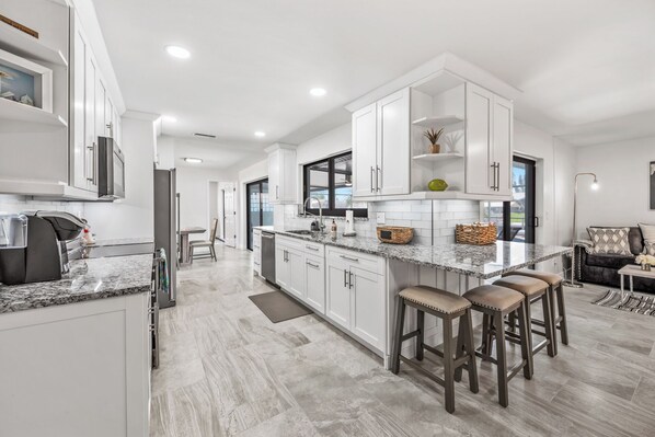 Fridge, microwave, oven, stovetop - Direct Sailboat Access & Southern Exposure Heated Pool - Villa Coconut Hideaway - Roelens (Cape Coral)