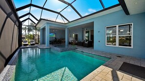 A heated pool - BRAND NEW! Direct Sailboat Access, Breathtaking Heated Saltwater Pool - Villa Blue Lagoon - Roelens (Cape Coral)