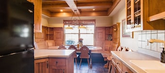 Family Vacation Dog friendly , Heated In/Out Pool, Tubing & Ice Skating # 773