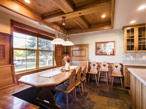 Dining - Family Vacation Dog friendly ,  Heated In/Out Pool, Tubing & Ice Skating  # 773 (Midway)