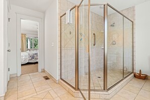 Combined shower/tub, towels