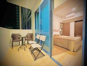 1 bedroom, WiFi, bed sheets - New 1 BR unit with max of 4 PAX @ 38 Park Ave in IT Park. (Cebu City)