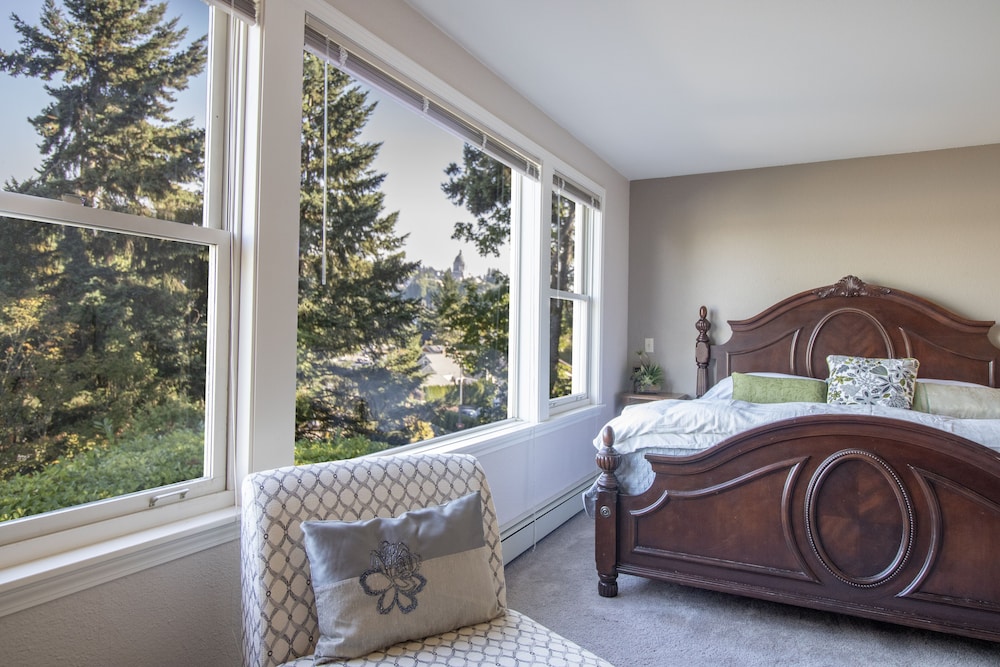 AERIE VIEW Classic character close to downtown w view of Mt Rainier