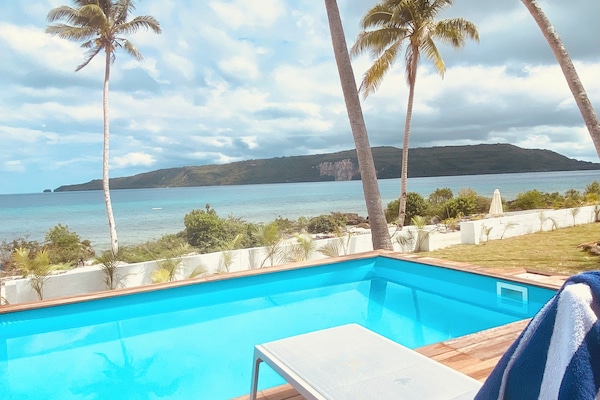 Utendørsbasseng, bassengparasoller og solsenger