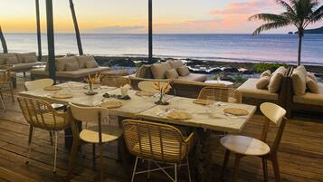 FrĂŒhstĂŒck, Mittagessen, Abendessen, Blick auf den Strand