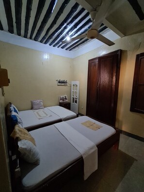 5 bedrooms, iron/ironing board, bed sheets