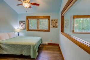 House | 3 bedrooms, premium bedding, down comforters, iron/ironing board
