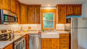 House | Private kitchen | Full-sized fridge, microwave, oven, stovetop