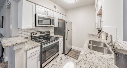 Cozy apartment! walking distance to AT&T stadium, KING BED!! Close 2 Everything