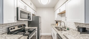 Cozy apartment! walking distance to AT&T stadium, KING BED!! Close 2 Everything 