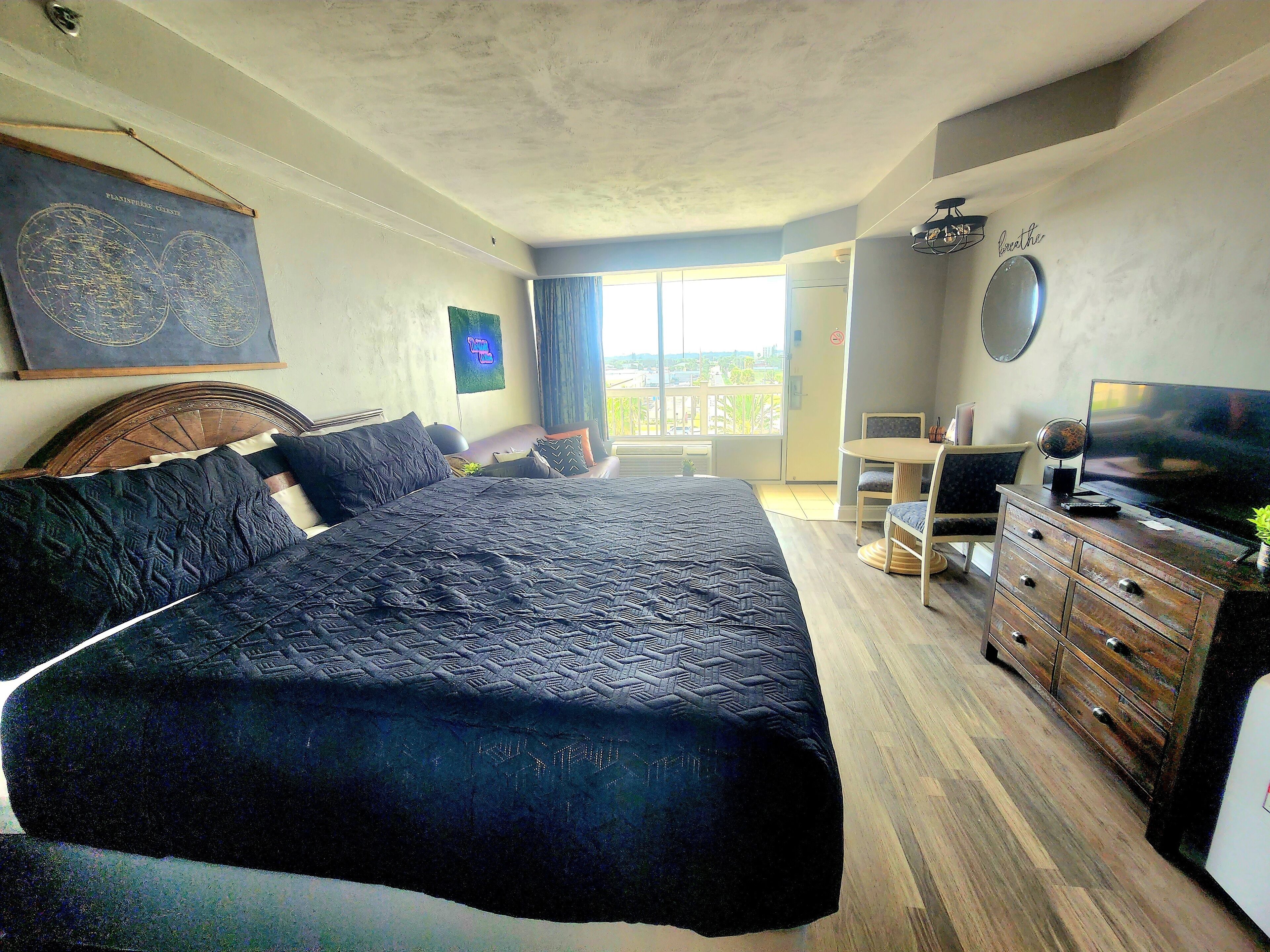 Elegant Deluxe King Studio w/kitchen close to Daytona Beach Boardwalk 