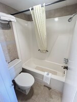 Bañera, artículos de tocador gratuitos, toallas, jabón