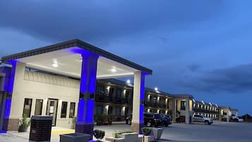 Fassade der Unterkunft – Abend/Nacht