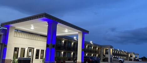 Hotel 2851 features a covered entrance with columns and a flat roof, offering a multi-level design with balconies.