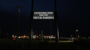 A sign for Hotel 81 in El Reno, Oklahoma, advertising extended stay, free WiFi, and truck parking. - Hotel 81 El Reno (El Reno)