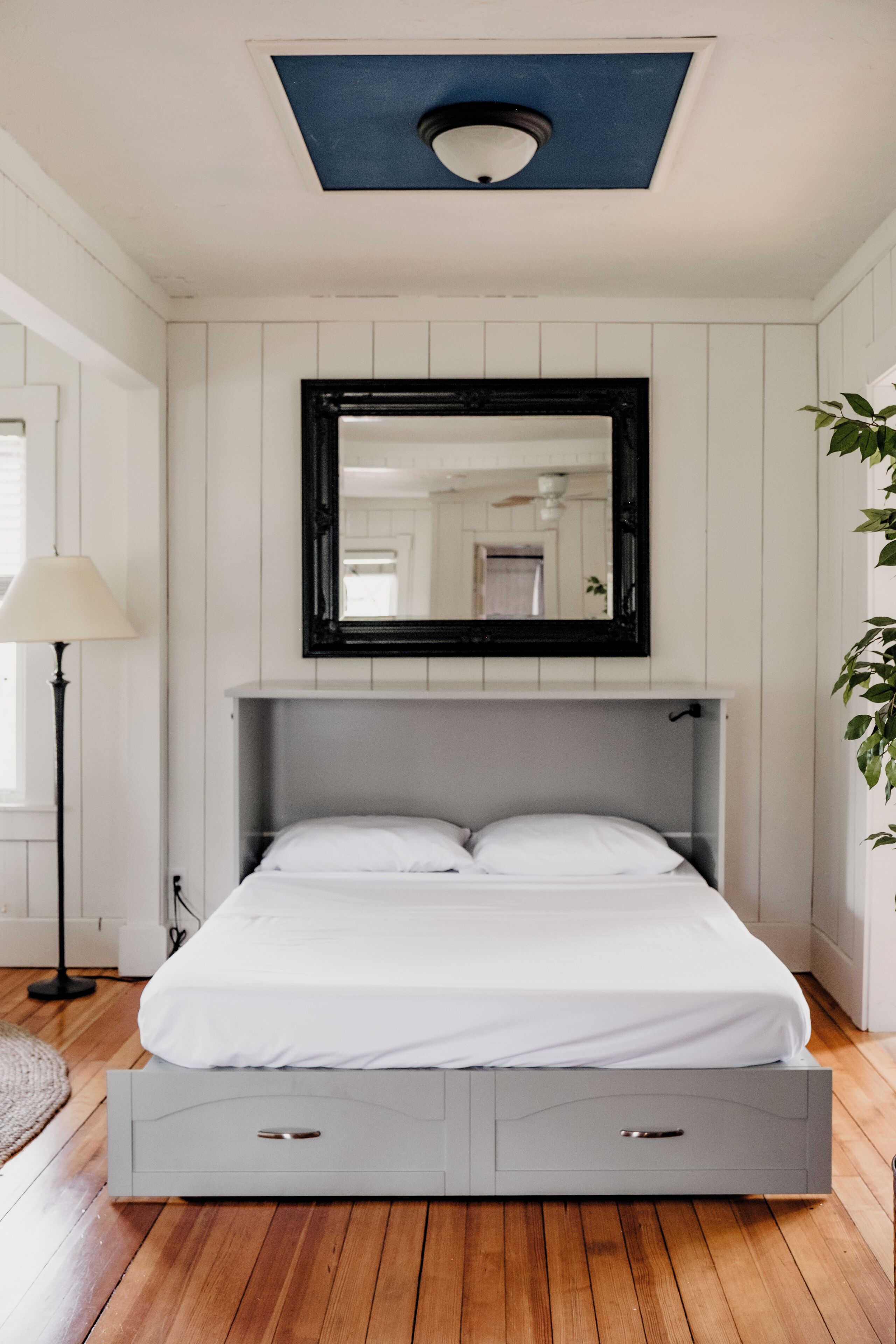 2 chambres, bureau, fer et planche à repasser, lit parapluie