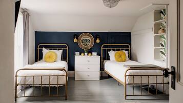 2 habitaciones, escritorio y tabla de planchar con plancha