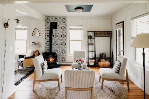 Cabin Retreat, New Hot Tub, Firepit, Eco-friendly Amenities