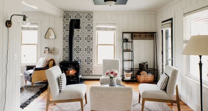 Cabin Retreat, New Hot Tub, Firepit, Eco-friendly Amenities