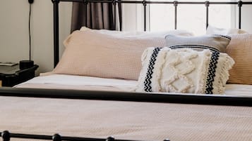 2 habitaciones, escritorio y tabla de planchar con plancha